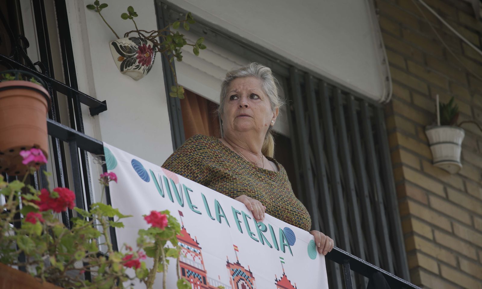 Mantones y farolillos en los balcones
