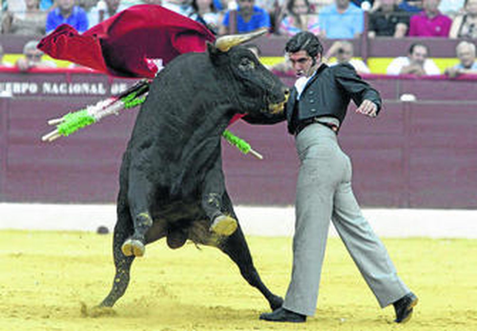 Un pase obligado de pecho de Morante de la Puebla, ayer, en el festival celebrado en la plaza de Murcia.