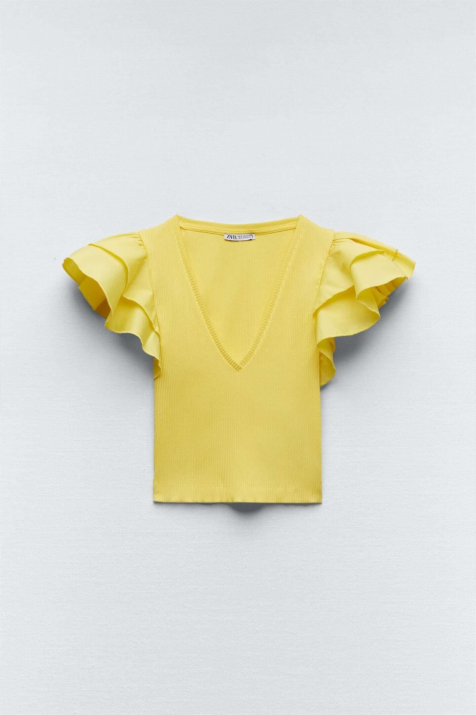 Camiseta con volantes de color amarillo de Zara.