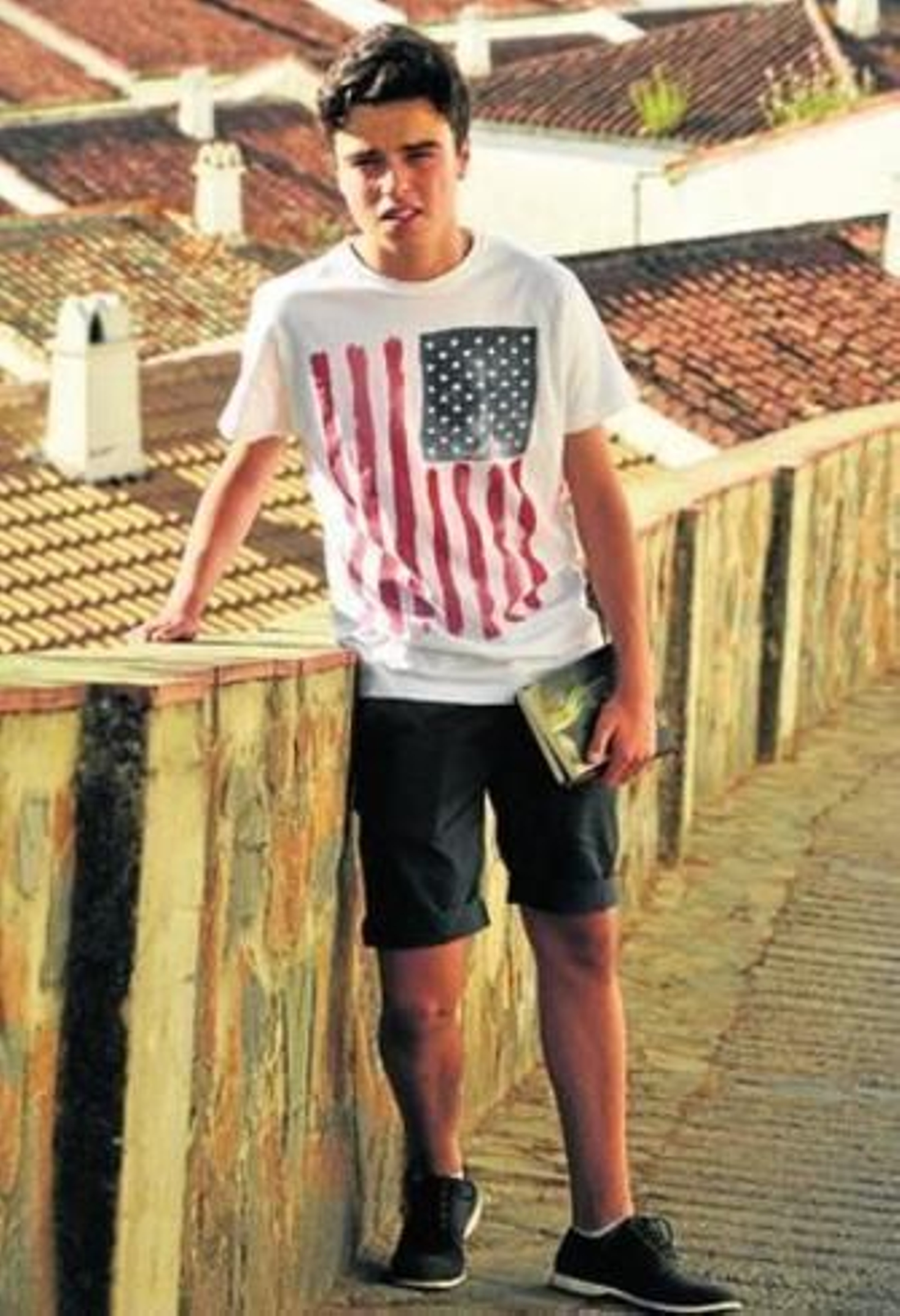 Sixto Menacho, con el emblema de su sueño en la camiseta, en un rincón de su pueblo. Sixto Menacho, con el emblema de su sueño en la camiseta, en un rincón de su pueblo.