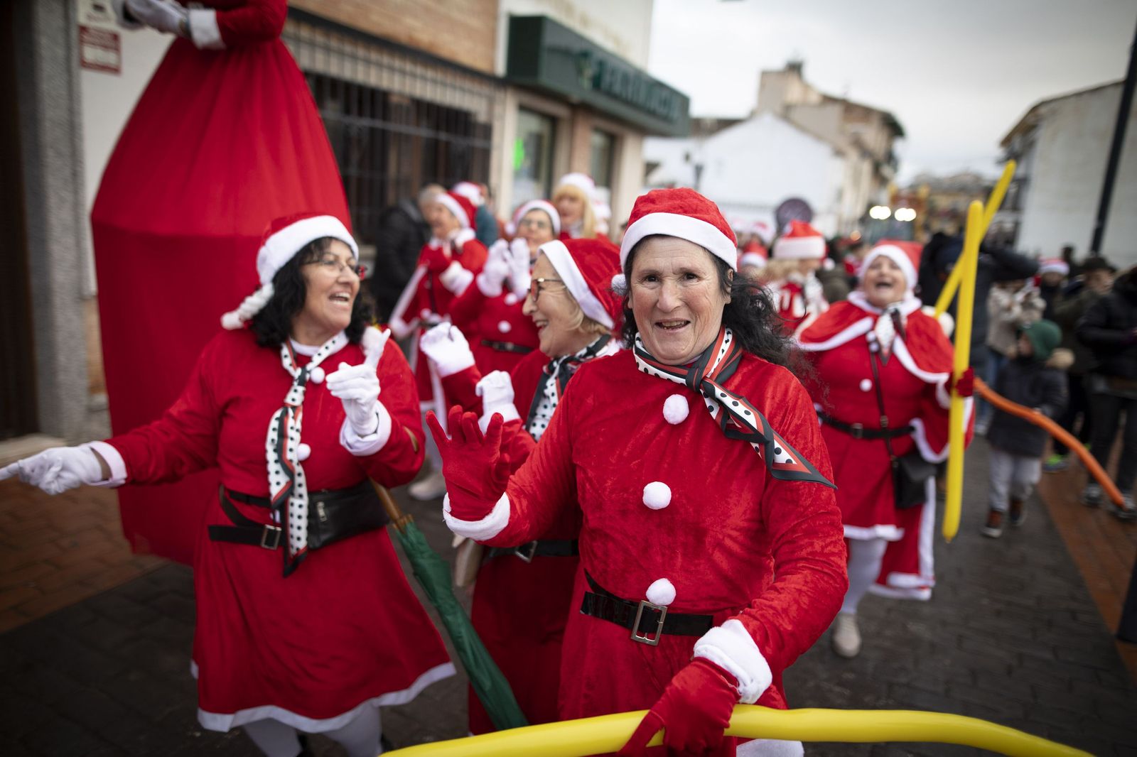 Única en España: las mejores imágenes de la cabalgata de Mamá Noel en Otura