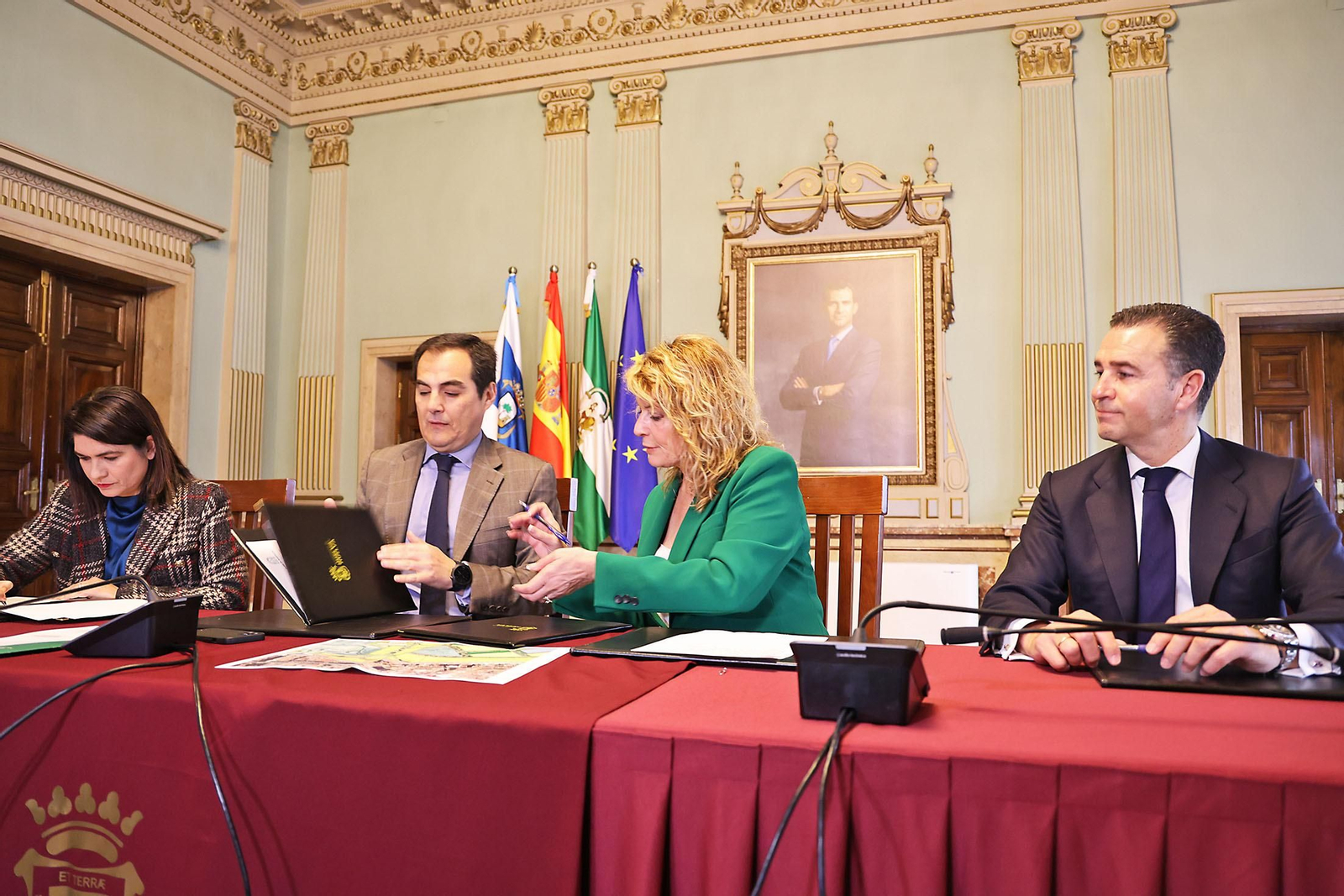 Imágenes de la firma del convenio para la cesión de los terrenos para la construcción de la Ciudad de la Justicia. Imágenes de la firma del convenio para la cesión de los terrenos para la construcción de la Ciudad de la Justicia.