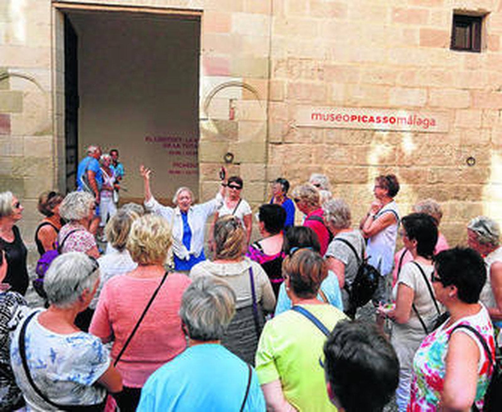 Un grupo de turistas a las puertas del Museo Picasso..