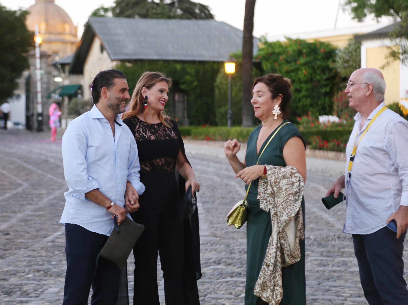 La soprano Ainhoa Arteta, a su llegada al Festival junto a su pareja, Matías Urrea; la directora del Teatro Villamarta, Isamay Benavente, y el director artístico del Festival, Francisco López.