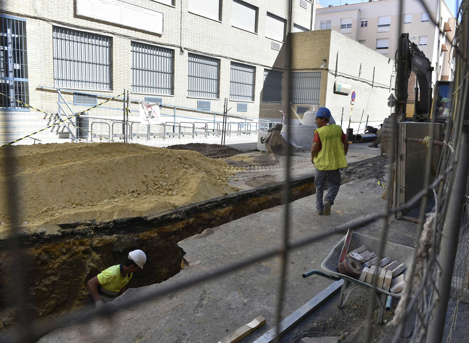 Una imagen de archivo de unas obras de Emasesa.