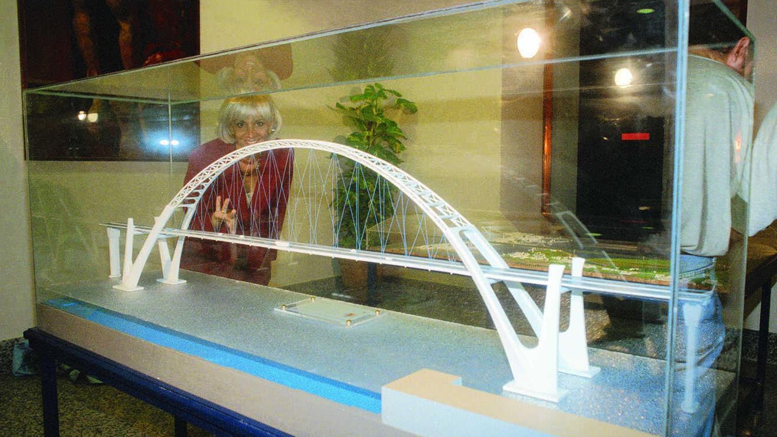 El PSOE ocultó años la maqueta primitiva del puente, que la recuperó Teófila Martínez.