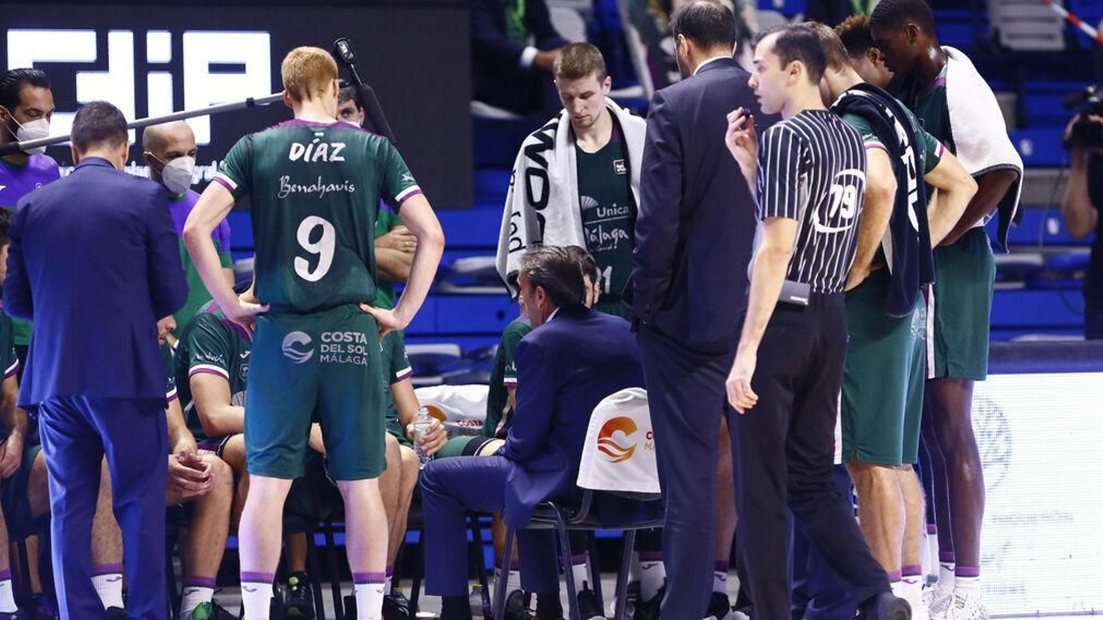 Luis Casimiro da instrucciones a su equipo durante el choque contra el Manresa.