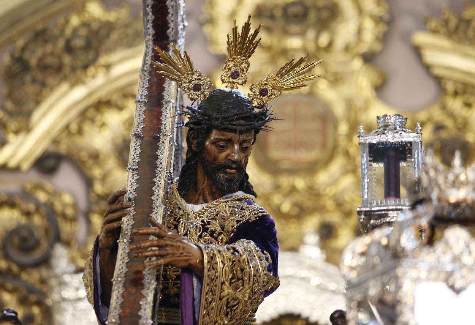 Colas en los templos a la espera de la Madrugá