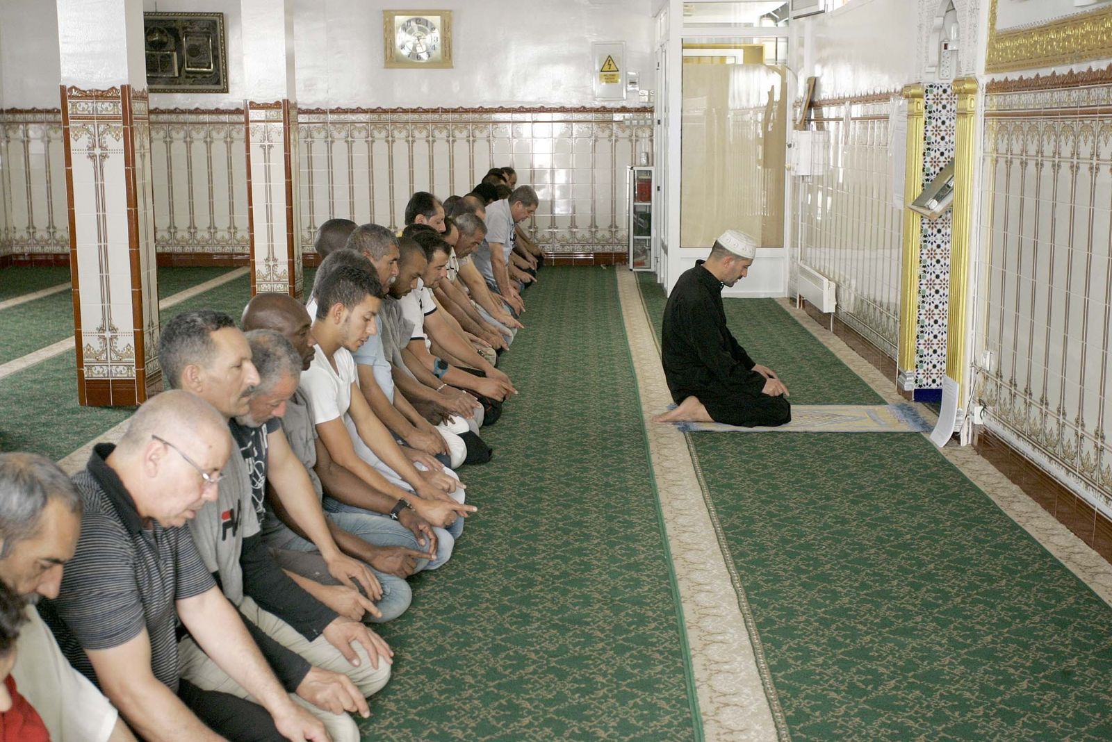 Fieles musulmanes durante uno de sus rezos en la mezquita del Casco Histórico de Almería.