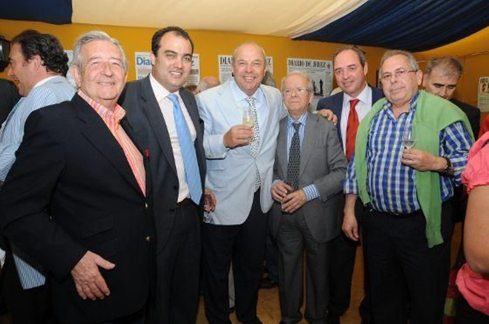 Alfonso Rodríguez, de Alfonso Catering, con David Fernández, director de Diario de Jerez, Juan Luis Vega, Ildelfonso Marqués, adjunto al director general del Grupo Joly, José Ferradans y José Pozo.

Foto: Manuel Aranda