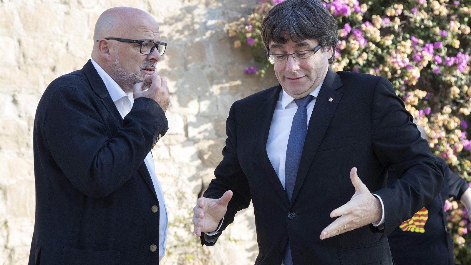 Carles Puigdemont gesticula mientras charlaba ayer con el portavoz del grupo parlamentario de JxSí en el homenaje a Companys. Carles Puigdemont gesticula mientras charlaba ayer con el portavoz del grupo parlamentario de JxSí en el homenaje a Companys.
