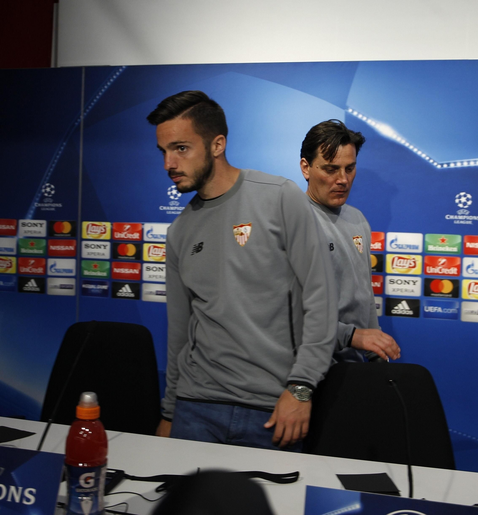 Sarabia, con Montella detrás, en la sala de prensa.