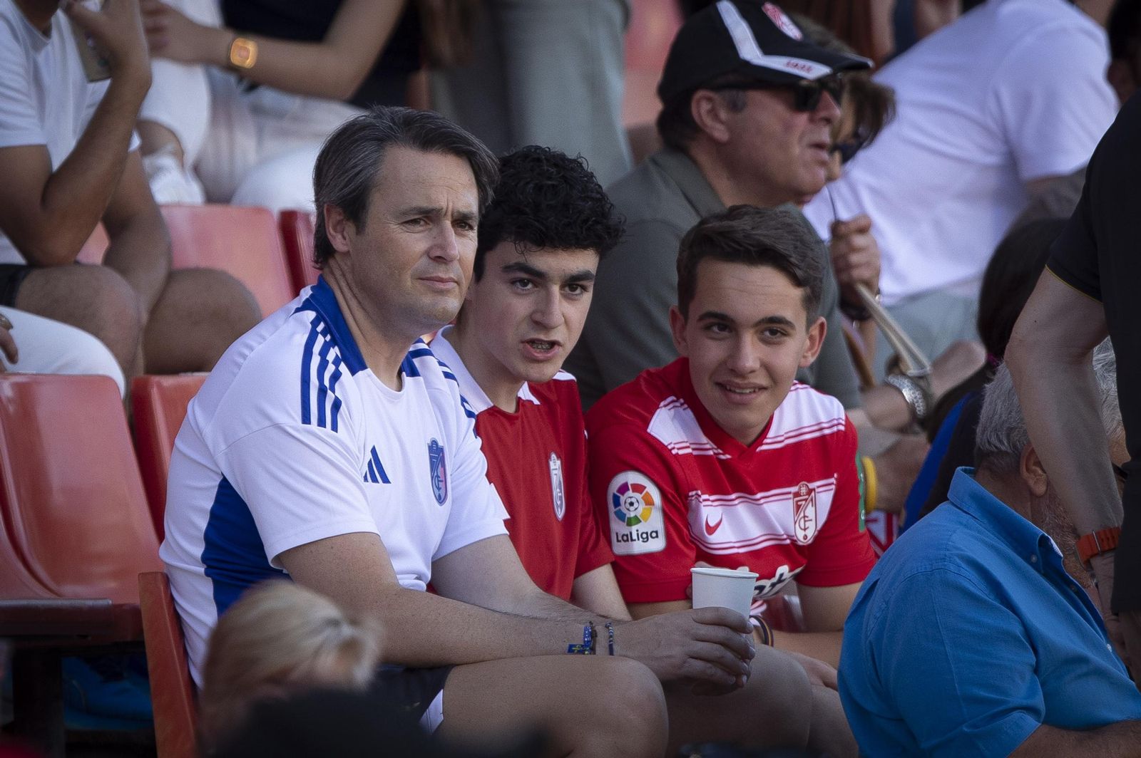 Encuéntrate en la grada de Los Cármenes en el Granada-Castellón