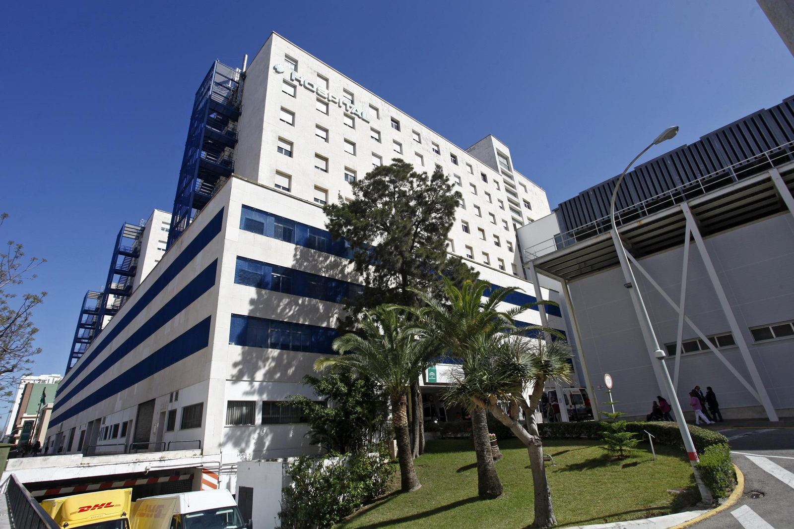 Imagen de una de las entradas laterales del Hospital Puerta del Mar.