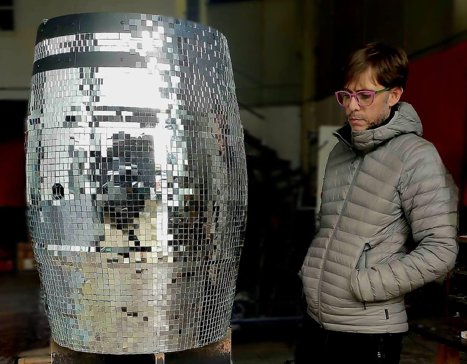 Alejandro del Valle, junto a su obra para la colección de 'ART/ON. Arte y Tonelería'.