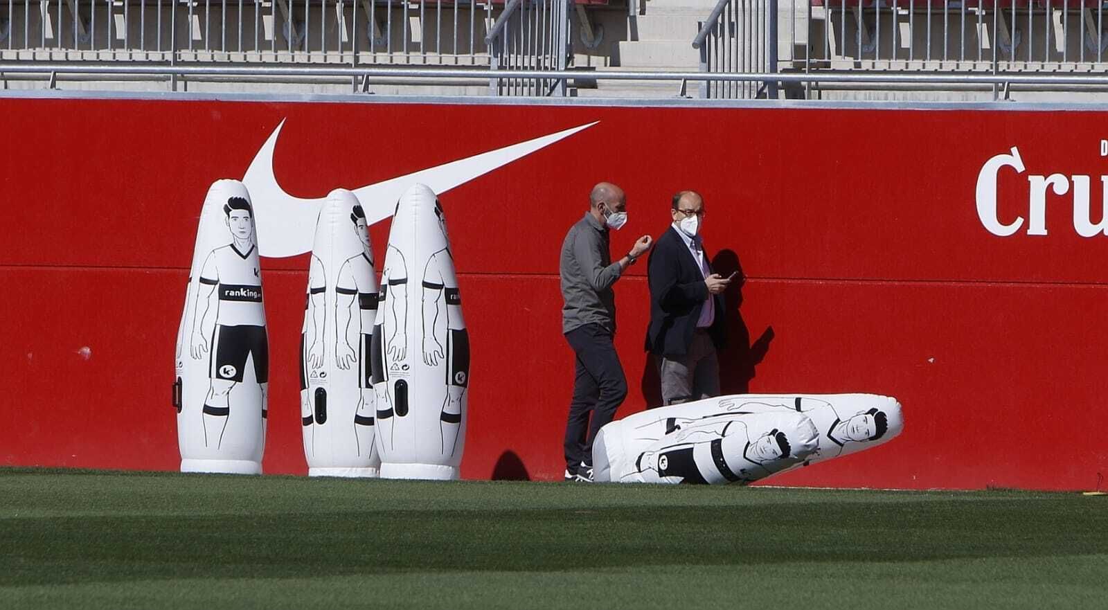 Monchi y José Castro dialogan en la banda del Estadio Jesús Navas, durante el entrenamiento.
