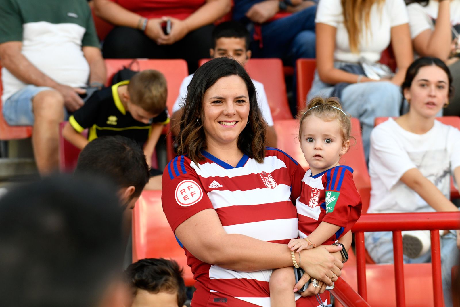 Encuéntrate en las gradas de Los Cármenes en el partido del Granada CF femenino