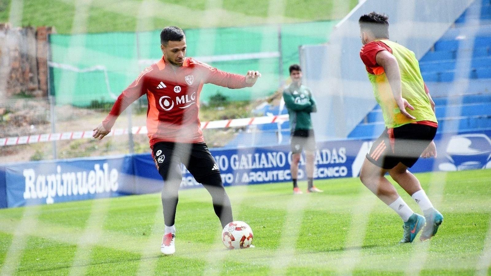 Álex Escardó encara a un compañero en el último entrenamiento de la semana.