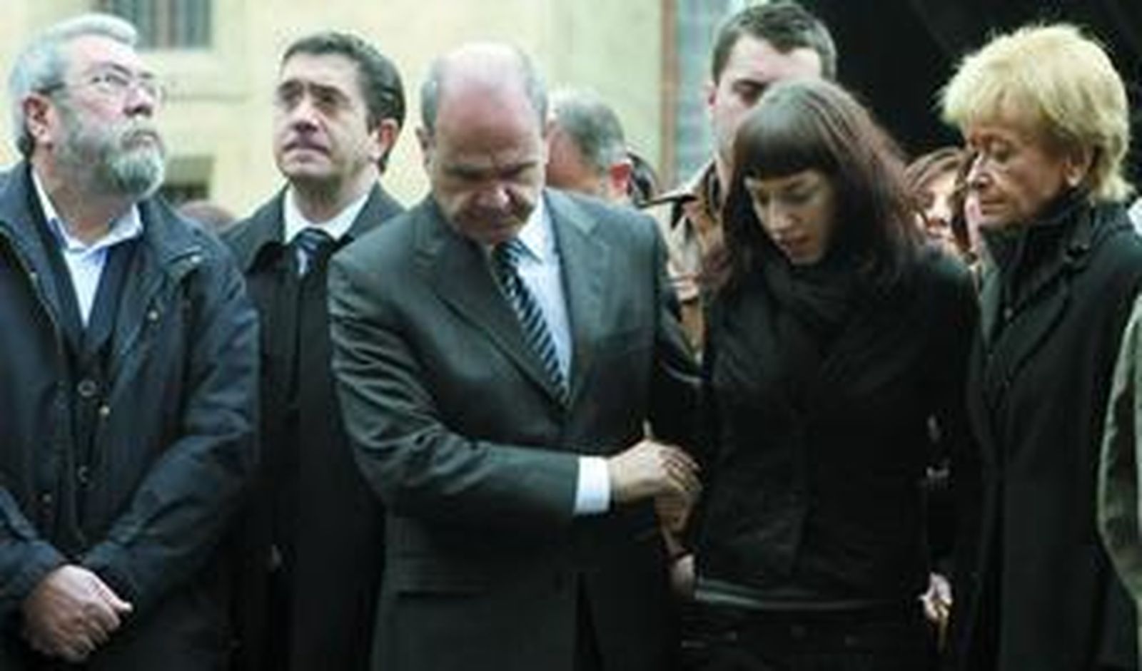 Sandra Carrasco, flanqueada por Manuel Chaves y María Teresa Fernández de la Vega, junto a Cándido Méndez y Patxi López, ayer.