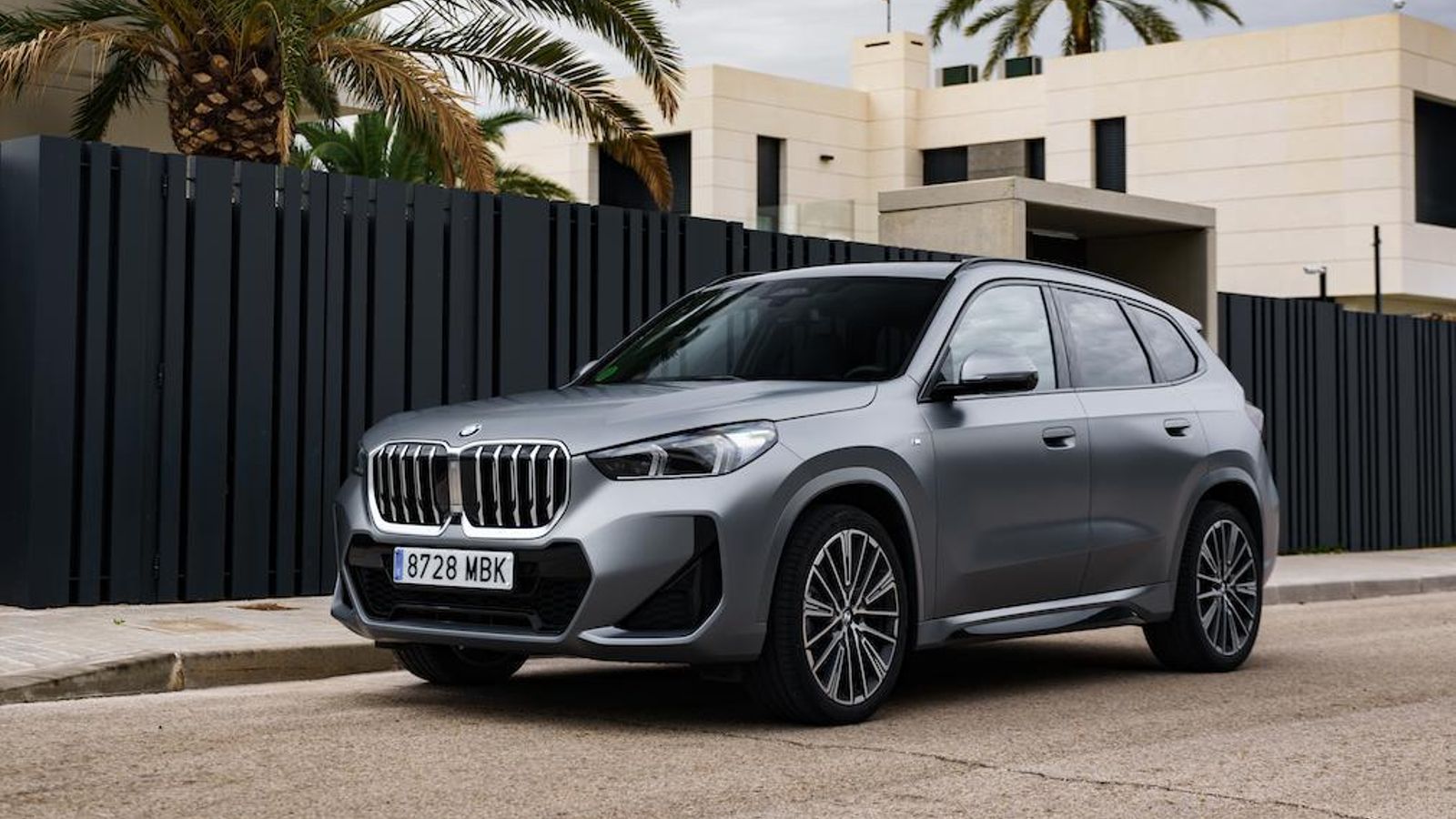 Por el momento, los primeros X1 en llegar al mercado serán los que no están electrificados o cuentan con sistemas microhíbridos; luego, también habrá híbridos enchufables y un eléctrico.