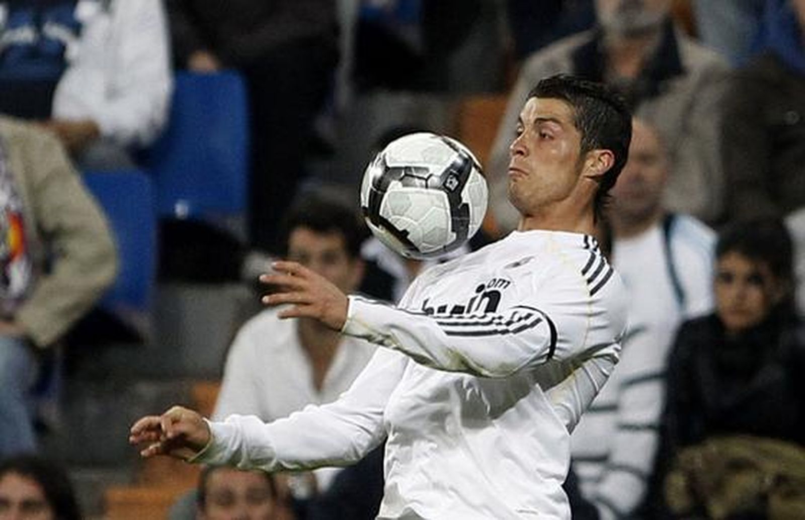 El Barcelona da un golpe casi definitivo a la Liga en el Santiago Bernabéu. / Reuters