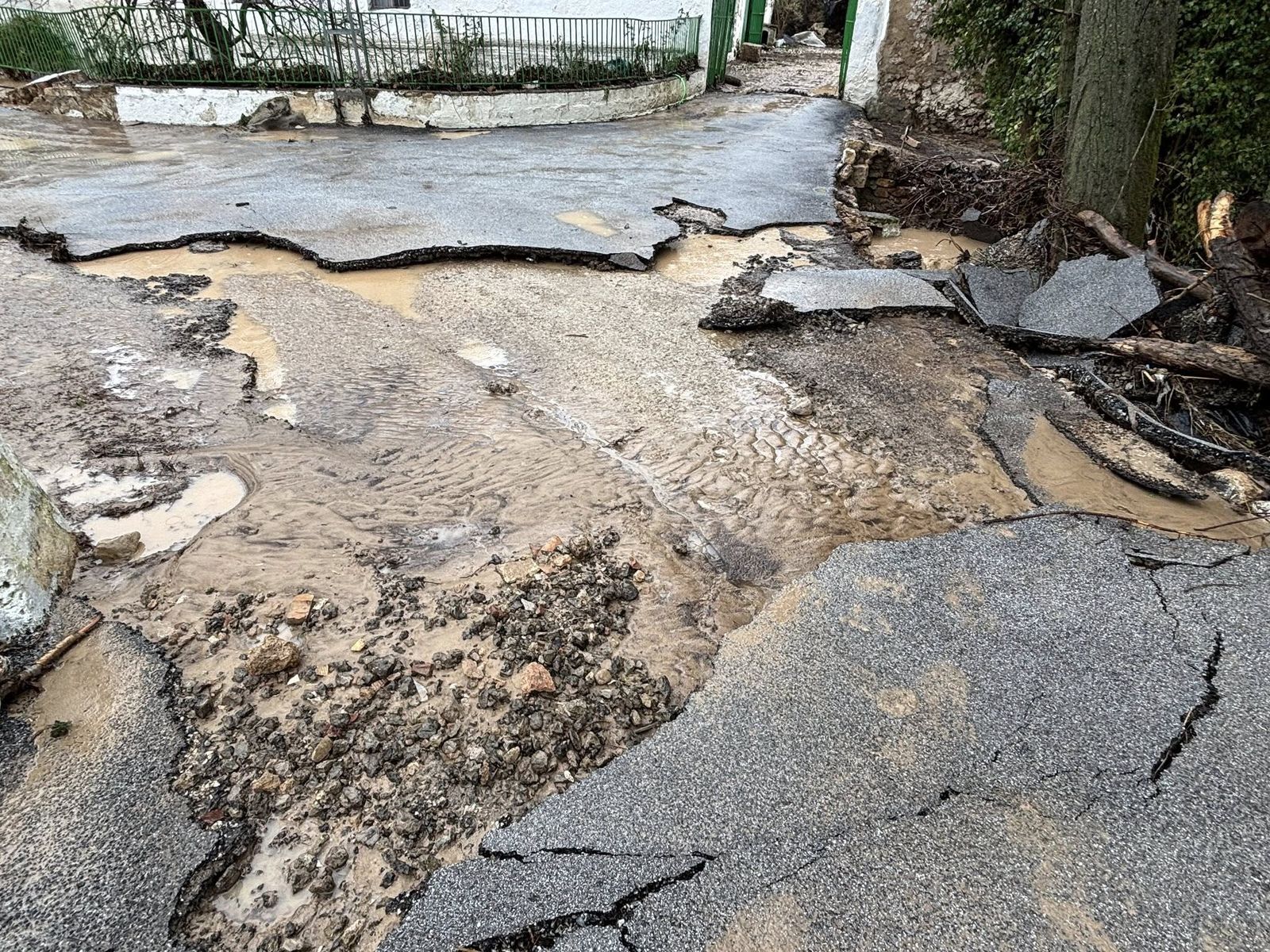 ALCALÁ LA REAL. El acceso a las Casas Nuevas (Ribera Baja) por el camino Camino del Corral y de Las Chaparras queda cortado.