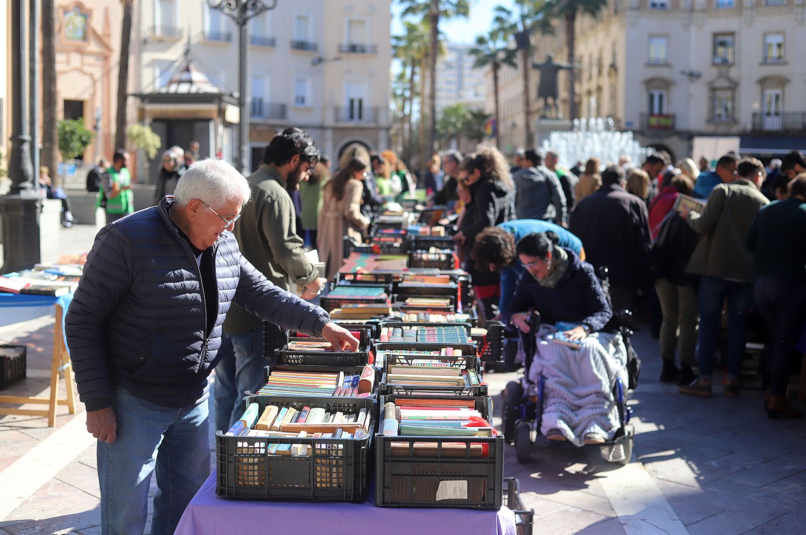 Imágenes del mercadillo de Ayre Solidario en la Plaza de las Monjas