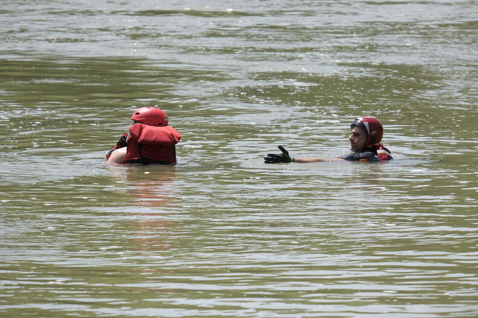 Así ha sido el rescate del cuerpo del joven ahogado en el Guadalquivir