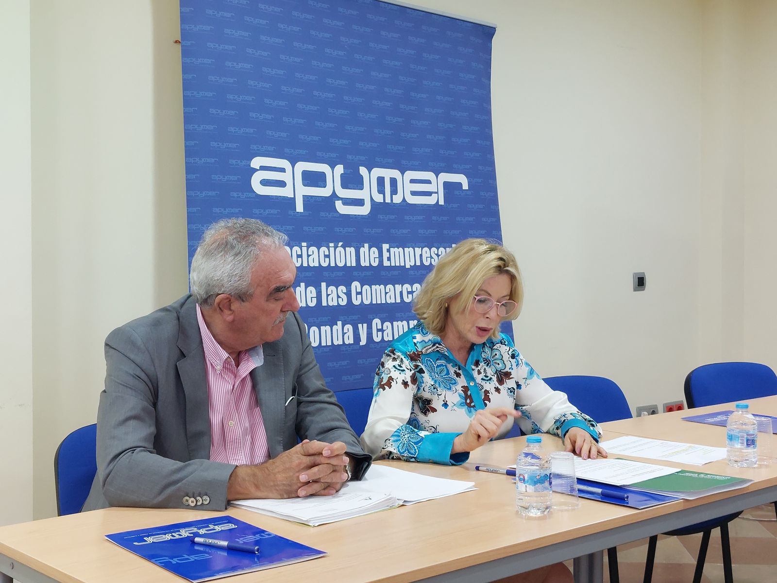 La delegada Territorial de Empleo durante la presentación de las ayudas en Ronda.