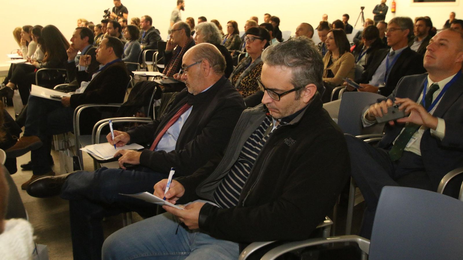 Participantes en FITMAR, tomando apuntes.