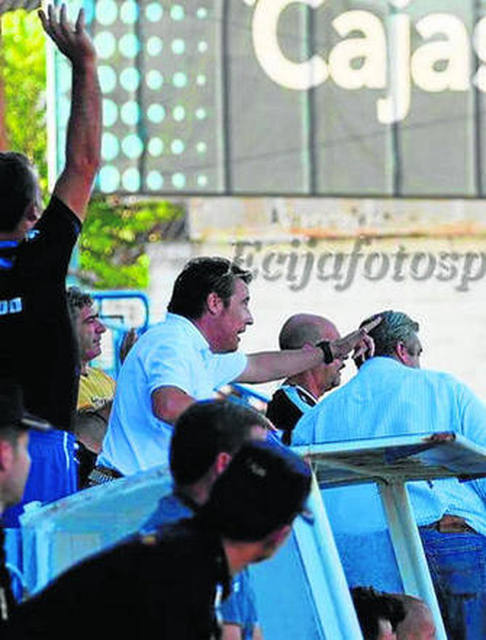 José Manuel Borja da instrucciones a su equipo durante un partido.