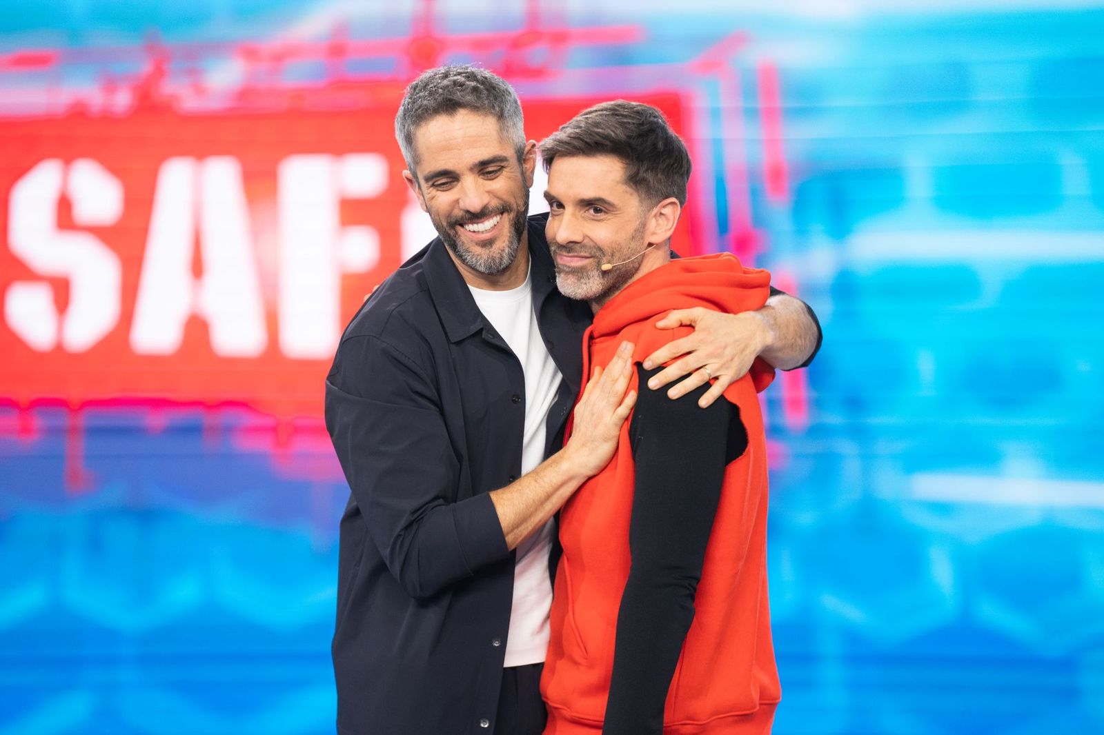 Roberto Leal abraza a su amigo y ahora concursante en 'El Desafío' José Yélamo