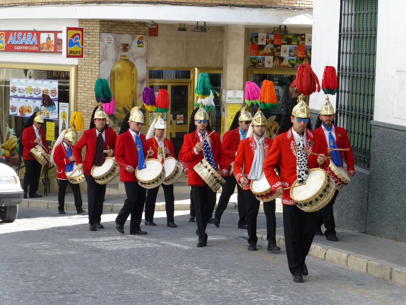 Un grupo de judíos toca el tambor por las calles de Baena.