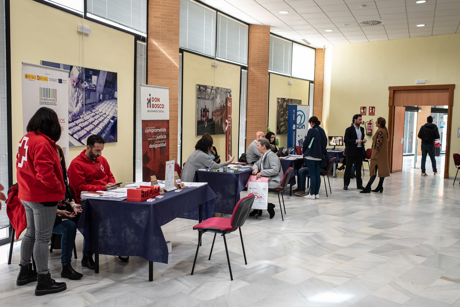 Imágenes de la Feria del Empleo organizada por la Fundación Cajasol y la FOE