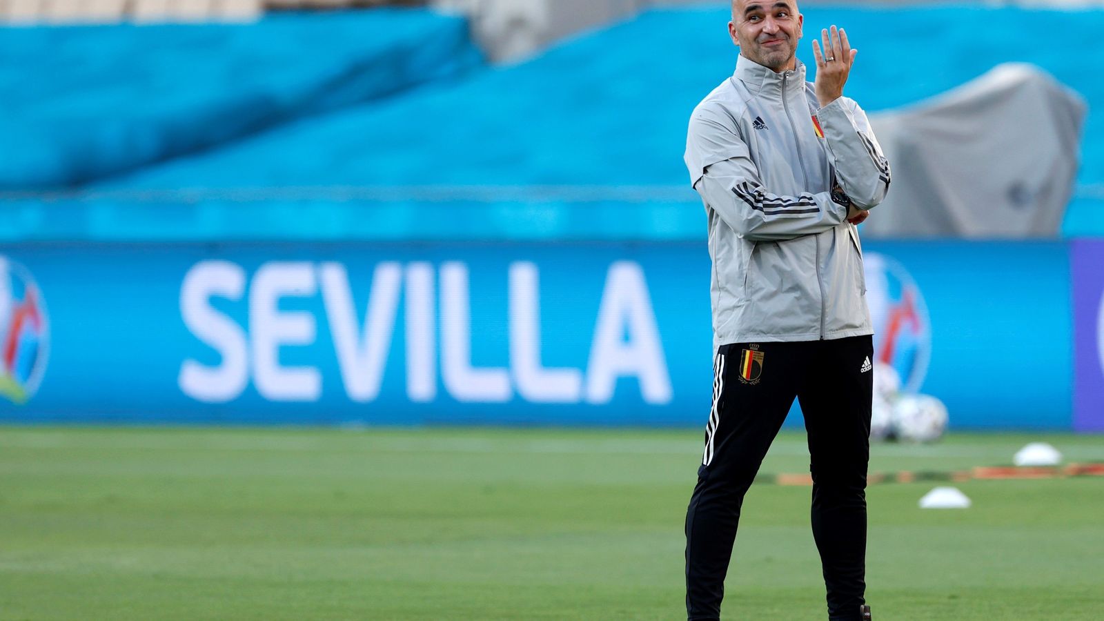 Roberto Martínez hace un gesto en el Estadio de la Cartuja.