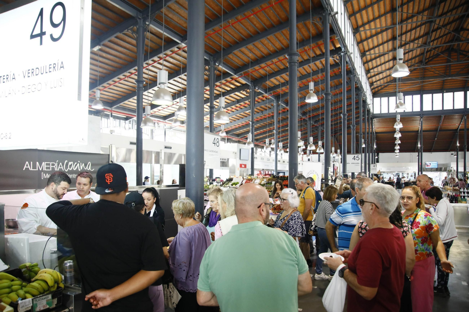 El tomate en el corazón de la cocina: Los martes gastronómicos en el mercado central de Almería, en imágenes