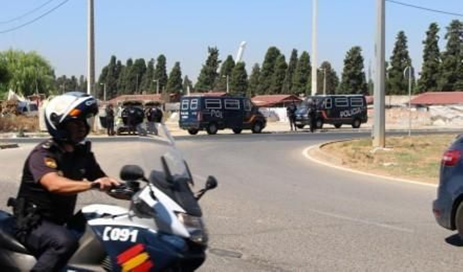 La Policía en el asentamiento del Vacie.
