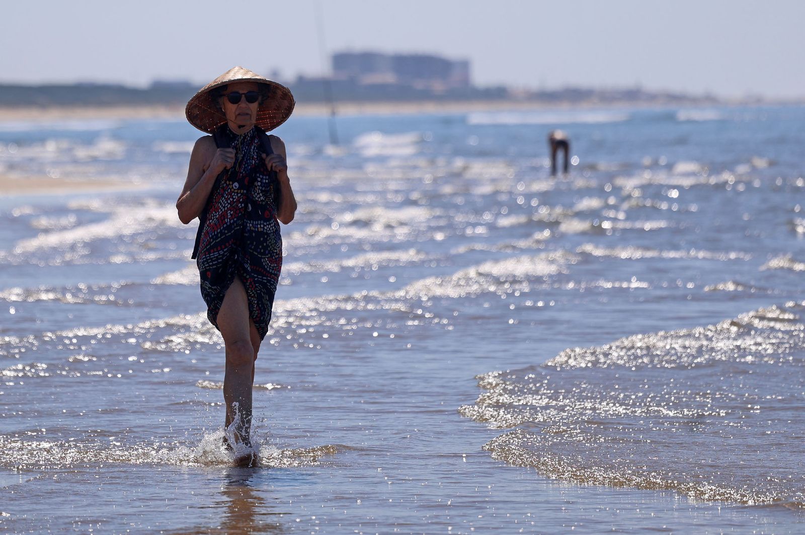 Imágenes del ambiente en las playas de Huelva durante la mañana