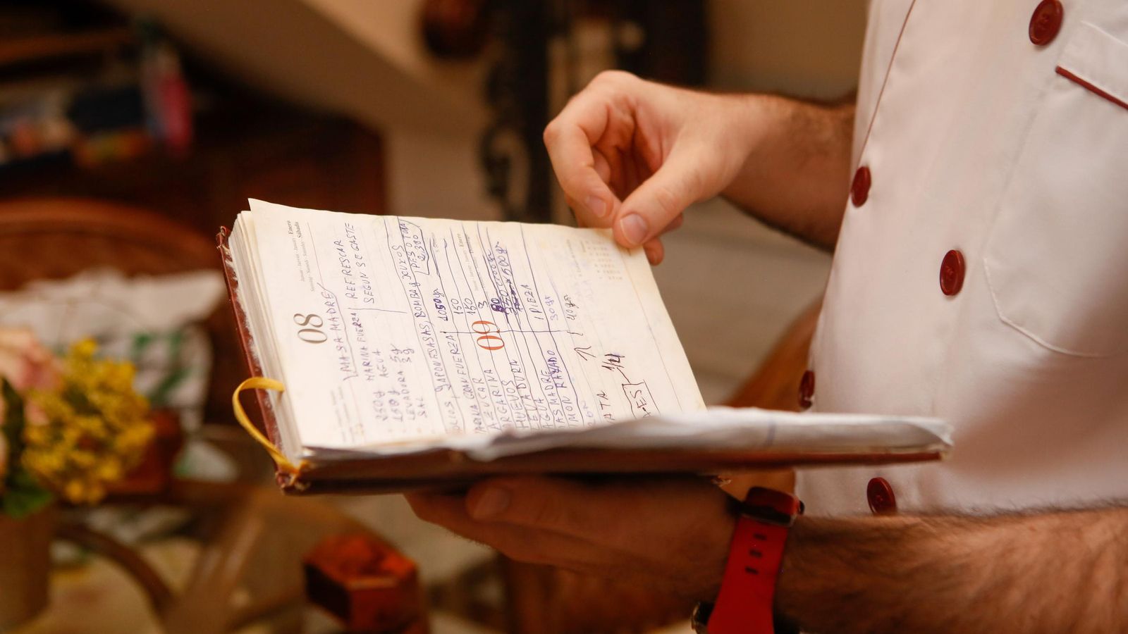 Alejandro repasa una de las recetas escritas a mano por su abuelo Alejandro repasa una de las recetas escritas a mano por su abuelo