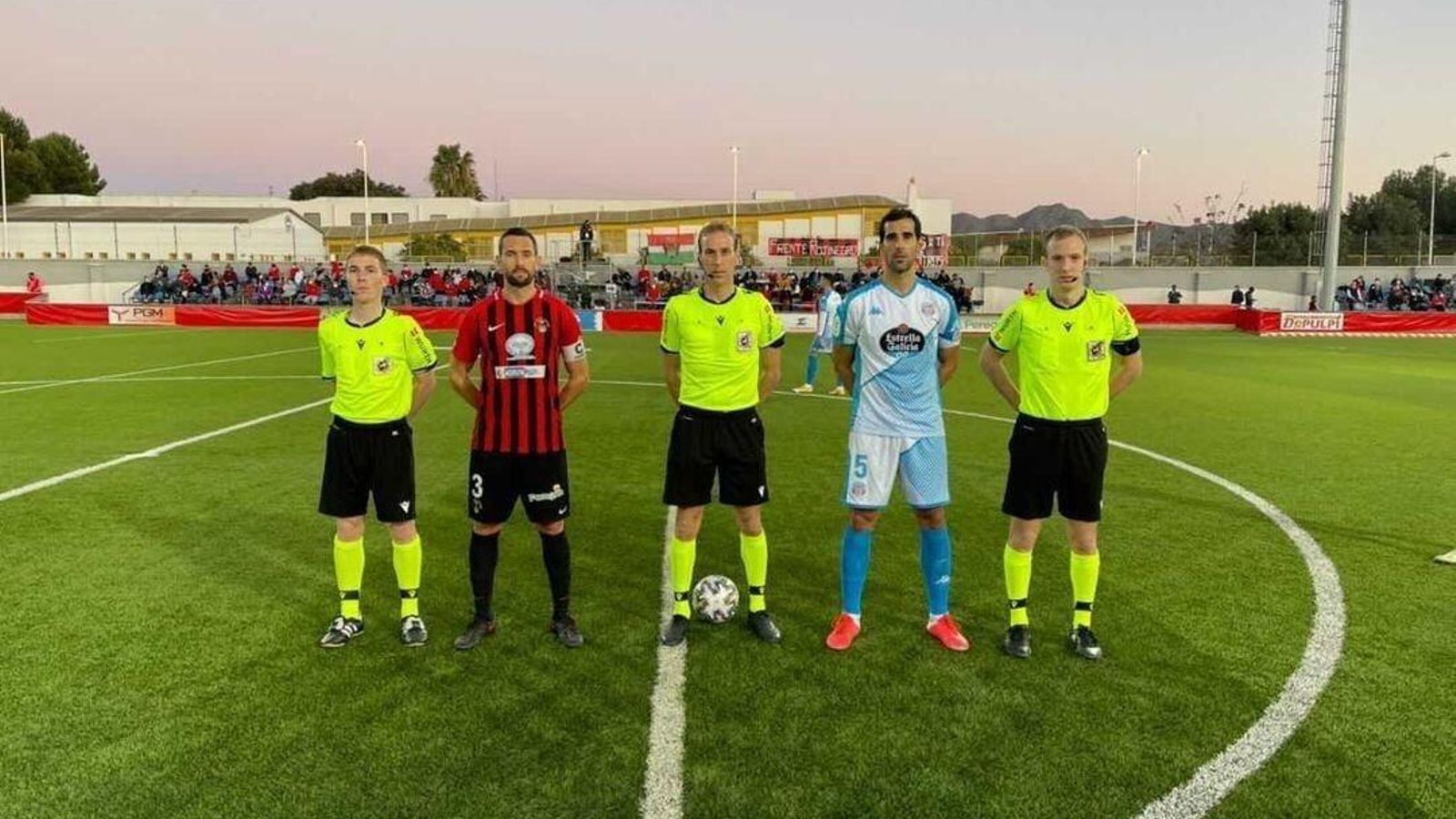 Los capitanes con el trío arbitral en San Miguel de Pulpí.