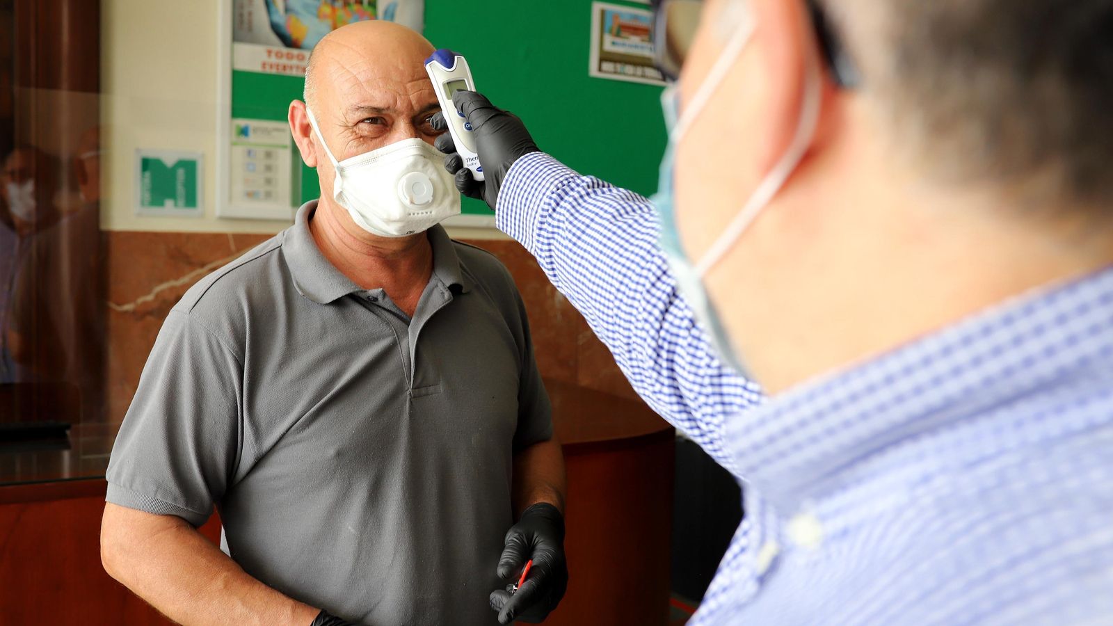 Uno de los empleados del centro, tomando la temperatura.