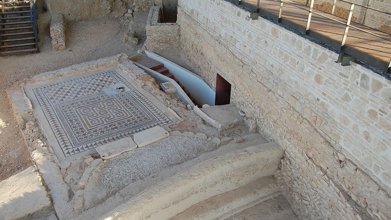 La Villa de Fuente Álamo, a 4 kilómetros de Puente Genil, es famosa por su abundancia en mosaicos
