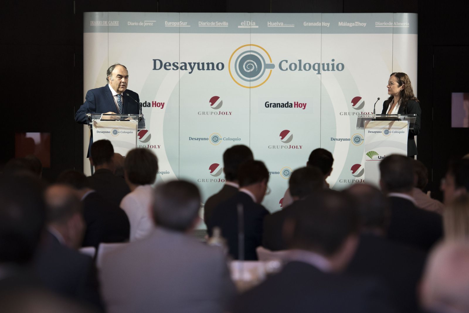 Antonio Luque, presidente de DCOOP, contesta a las preguntas formuladas por los asistentes durante el debate que moderó Magdalena Trillo, directora de 'Granada Hoy'.