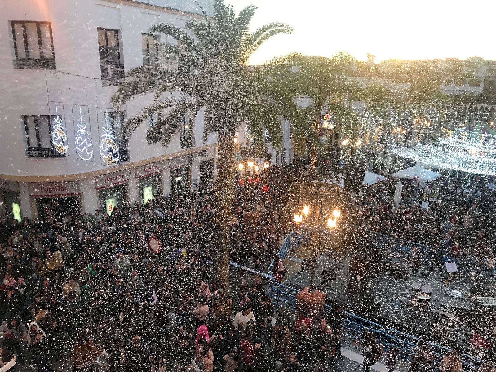 La plaza Ramón y Cajal repleta de gente durante la nevada.