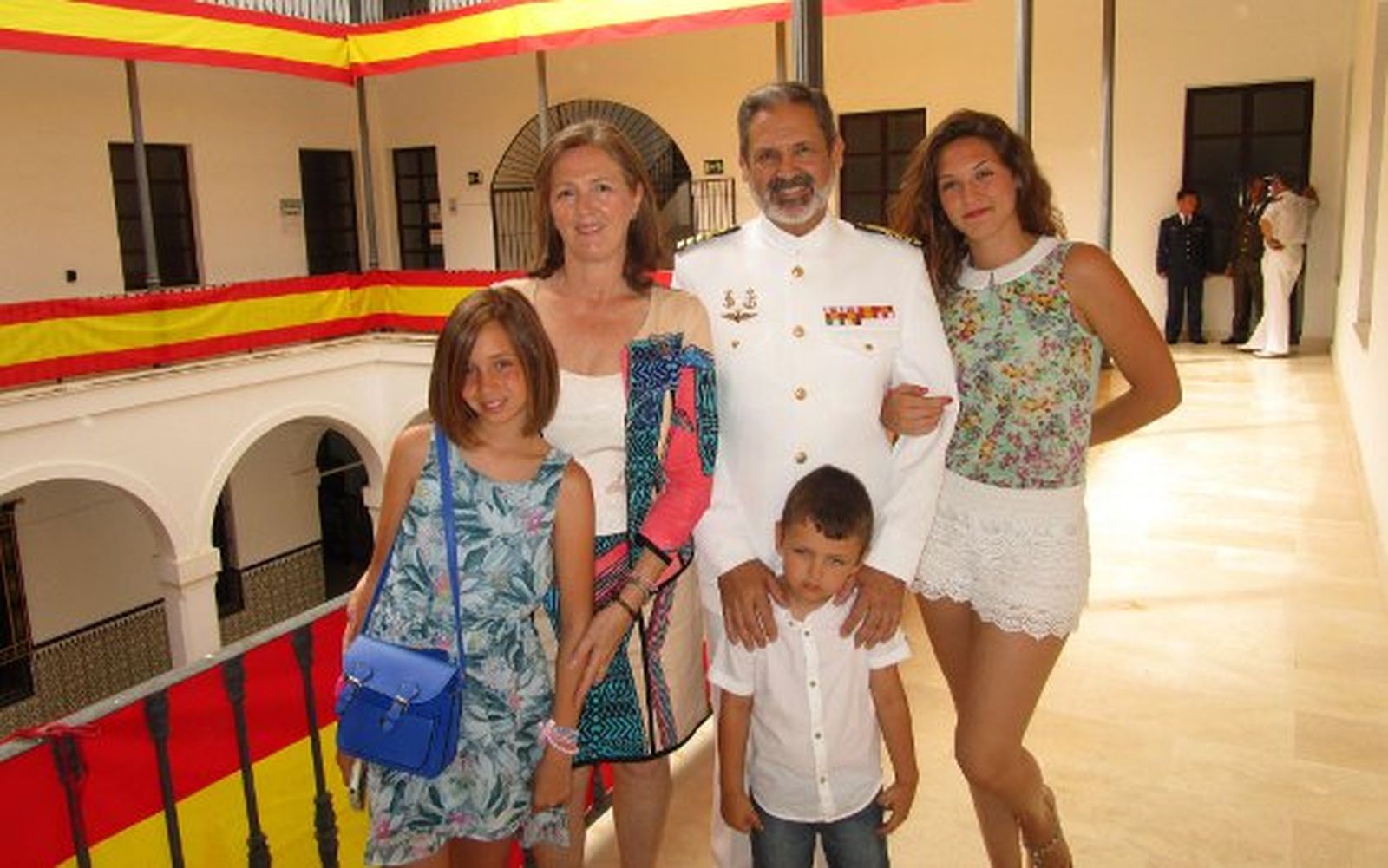 Vicente Ortells con su mujer Lucía Gutiérrez Cotarelo, su hija Rocío Ortells y sus nietos Cristina y Guillermo Ortells.


Foto: Ignacio Casas de Ciria