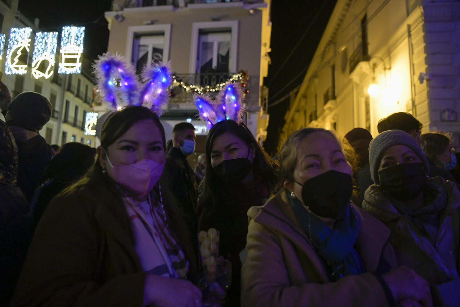 Así fue la Nochevieja 2021 en Granada, en imágenes: uvas en una Plaza del Carmen vallada y ambiente de fiesta en la calle