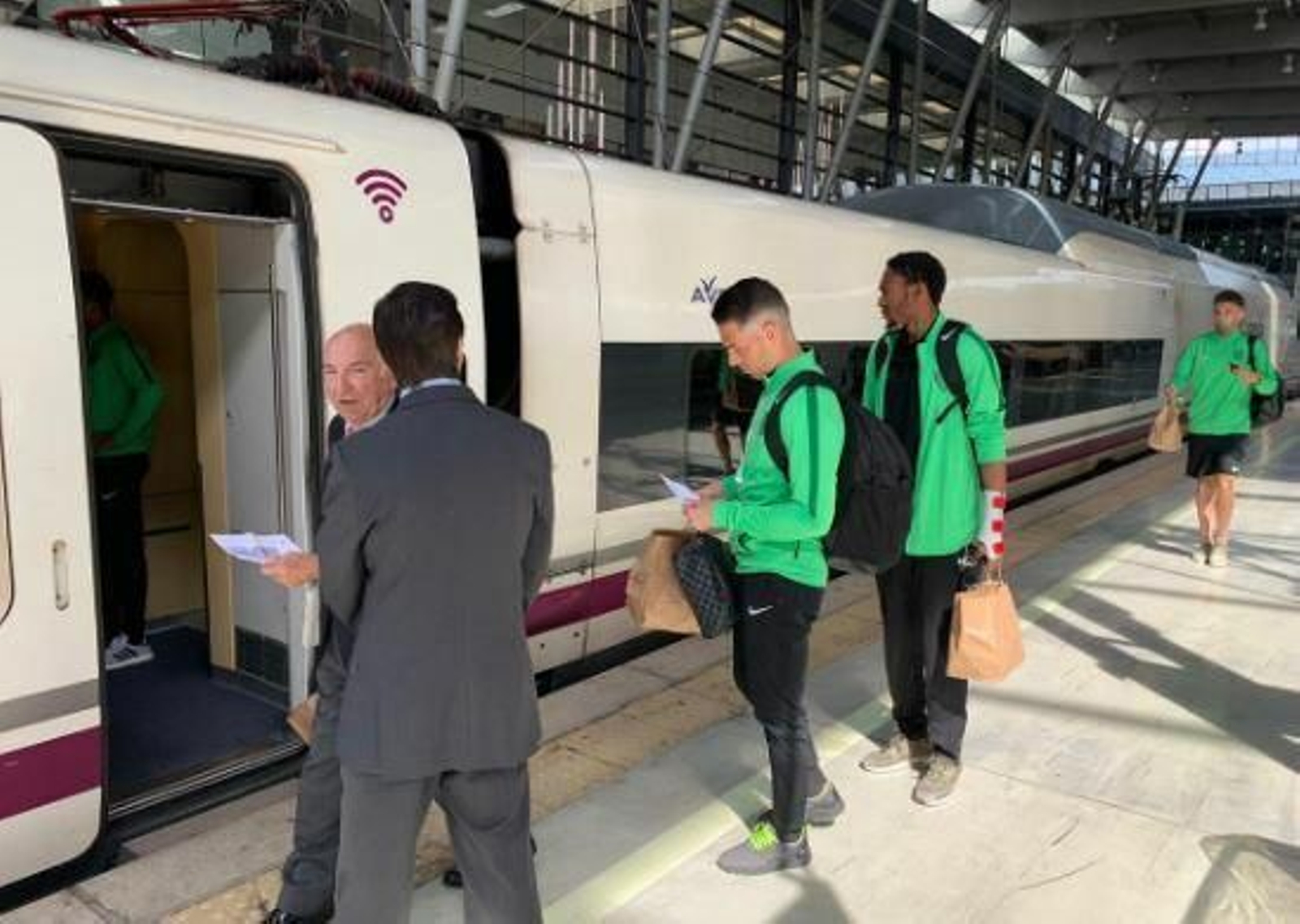 Los rojiblancos cogen el AVE hacia Zaragoza.