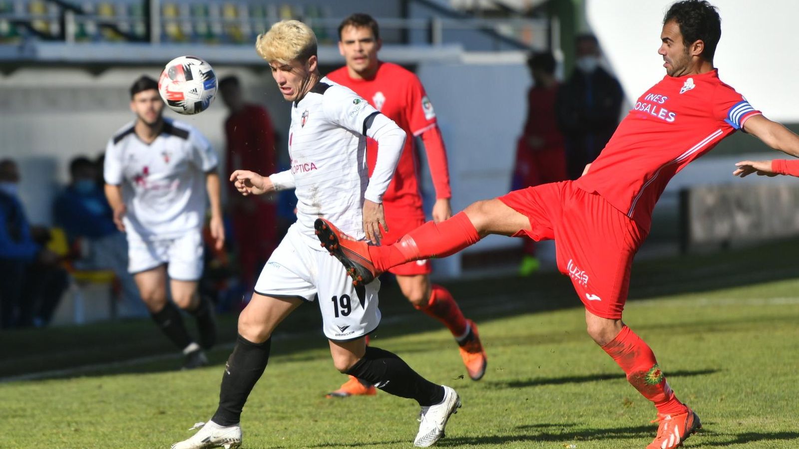 Brian Triviño  intenta marcharse de la presión de un rival.