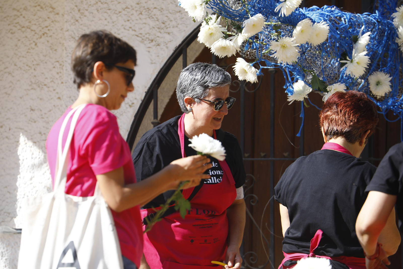 La Guerrilla de flores de Flora inunda el Paseo de la Victoria, en imágenes