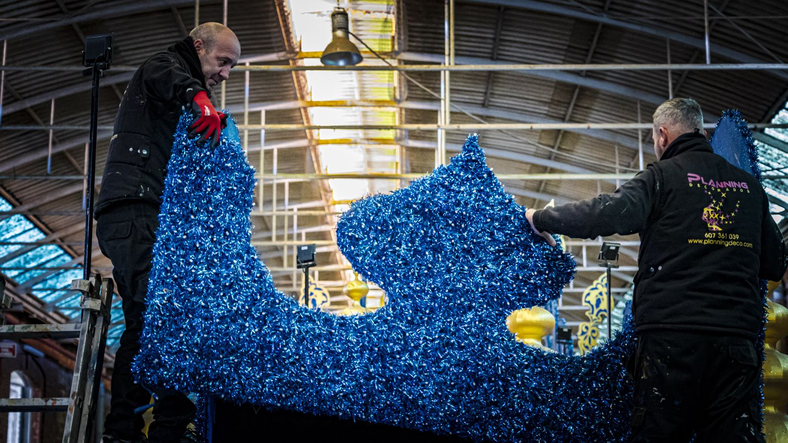 Preparativos de las carrozas ayer en los antiguos depósitos de tabacos.